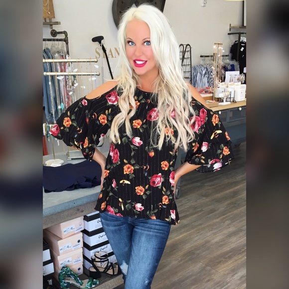 LAST 1! 💕Tiered Ruffle Cold Shoulder Top! - Picture 4 of 5